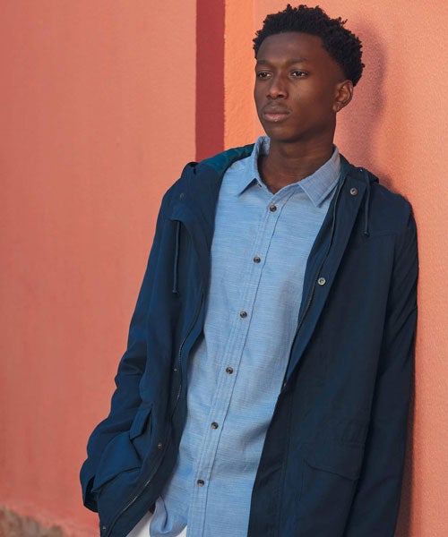 Le camicie slim fit da uomo: imprescindibili per look formali o casual, sempre trendy